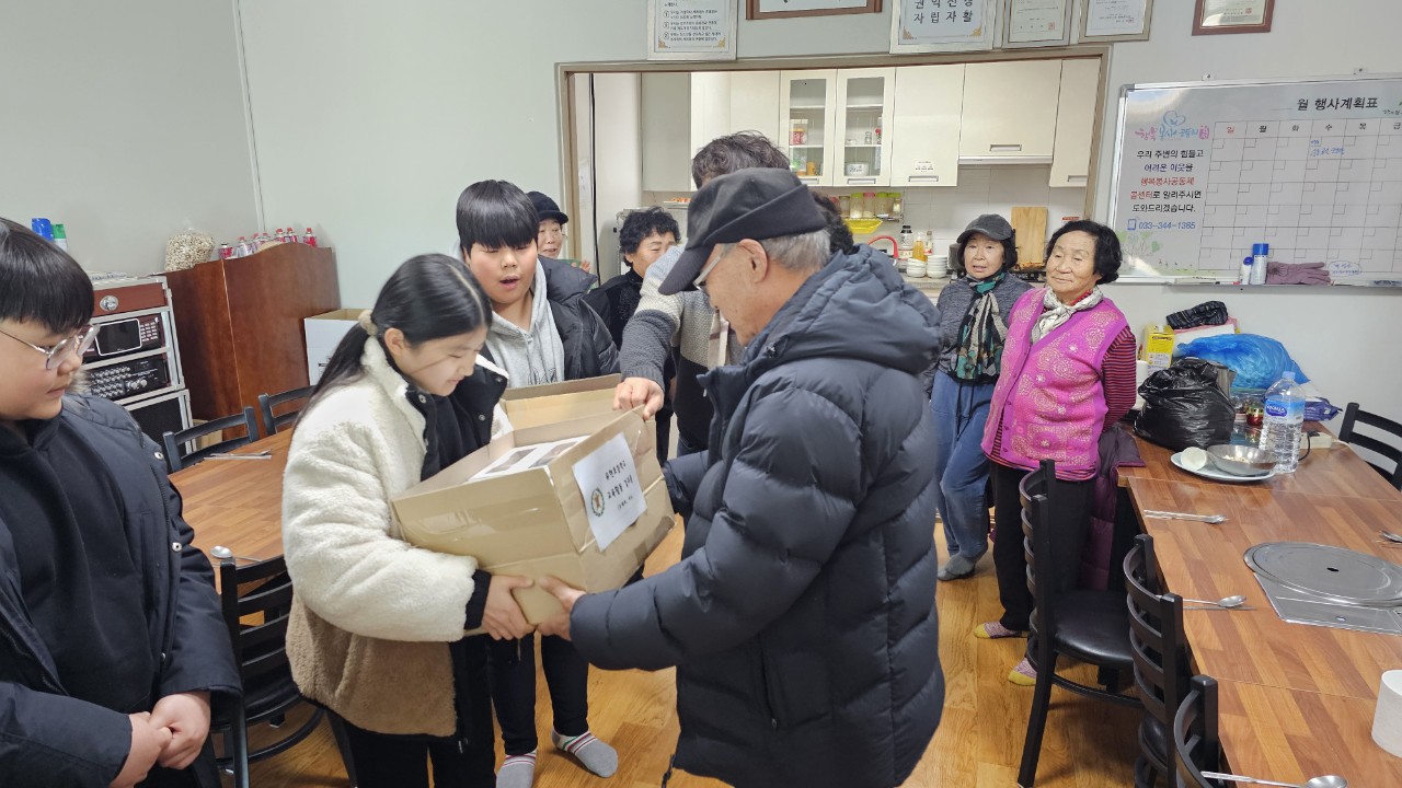 전교어린이 회장단 유현경로당 방문 사진